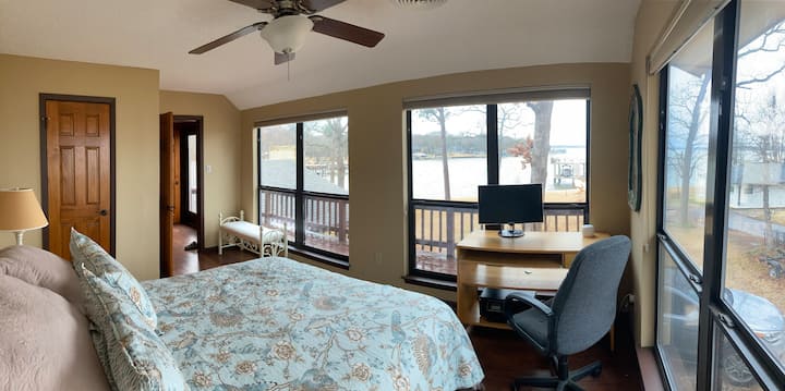 חדר שינה 2: חדר שינה נהדר בקומה העליונה עם מיטת קווין - סייז ונופים מדהימים ופינת עבודה.  מתאים לצפרות ולצפייה מזדמנת ב - Bald Eagle. המסדרון נפתח כדי לצאת מהדק. 