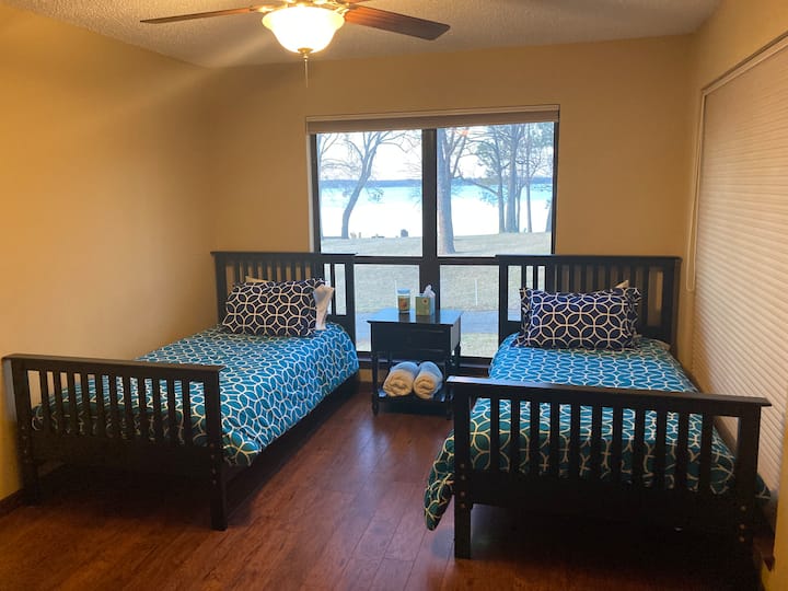 חדר שינה 3: מיטות זוגיות עם נוף לאגם.