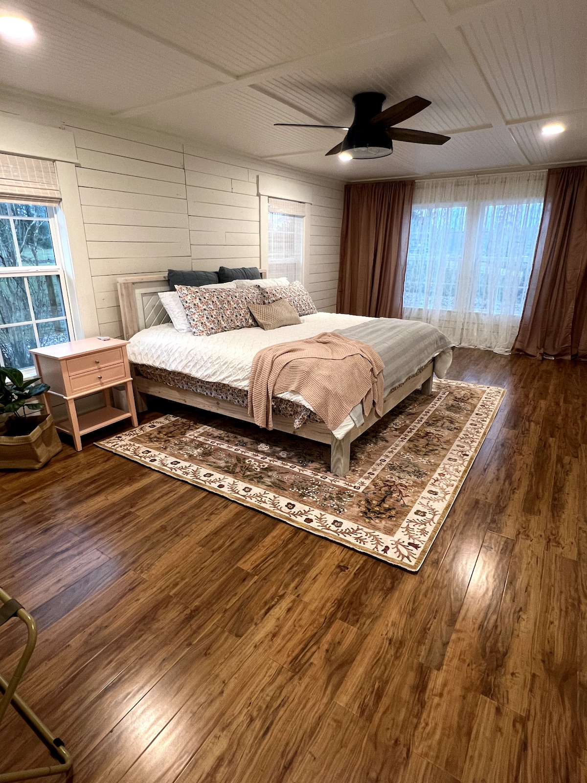 غرفة نوم رئيسية ضخمة بسرير بحجم كينغ مخصص.  غطاء وسادة من الريش يجعل الراحة في الليل مريحًا!