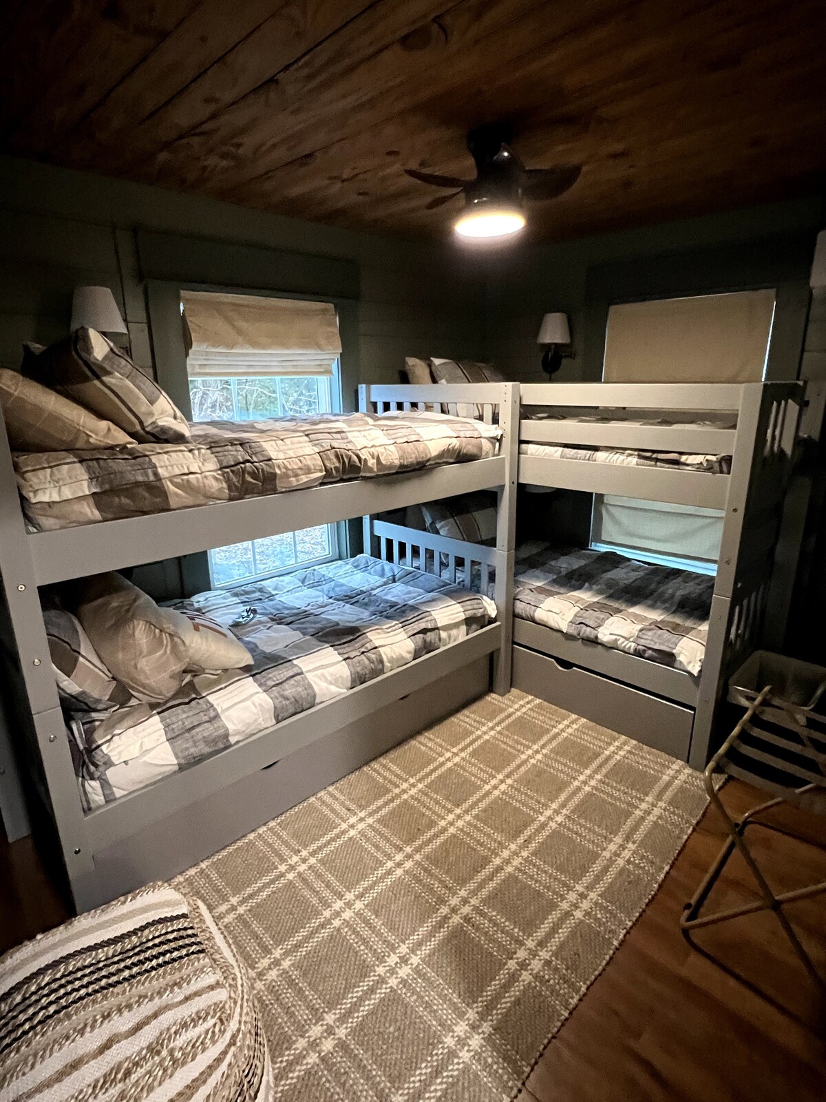 صغيرة، ولكن قوية! تحتوي غرفة النوم الثانية على سريرين بطابقين (إجمالي 4 أسرّة). يحتوي كل سرير على مصباح قابل للتعتيم مع منفذ شحن USB. يمكن استخدام السرير المتحرك مع مرتبة هوائية متاحة. يرجى السؤال عن التفاصيل عند الحجز. 