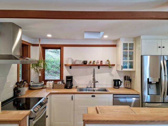 Charming waterfront Salt Spring Island B&B gallery image 5