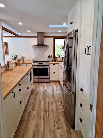 Charming waterfront Salt Spring Island B&B gallery image 4