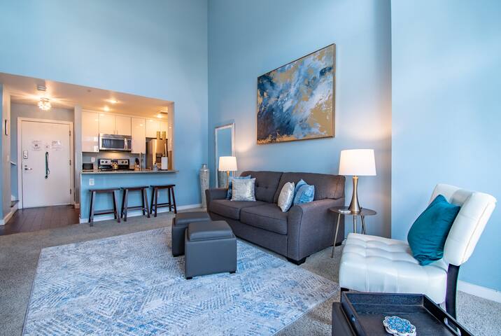 Beautiful 2 Story Penthouse w/ Pool & Free Parking gallery image 4