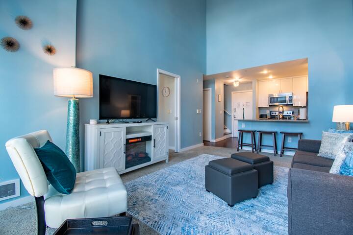 Beautiful 2 Story Penthouse w/ Pool & Free Parking gallery image 3