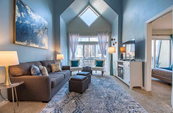 Beautiful 2 Story Penthouse w/ Pool & Free Parking