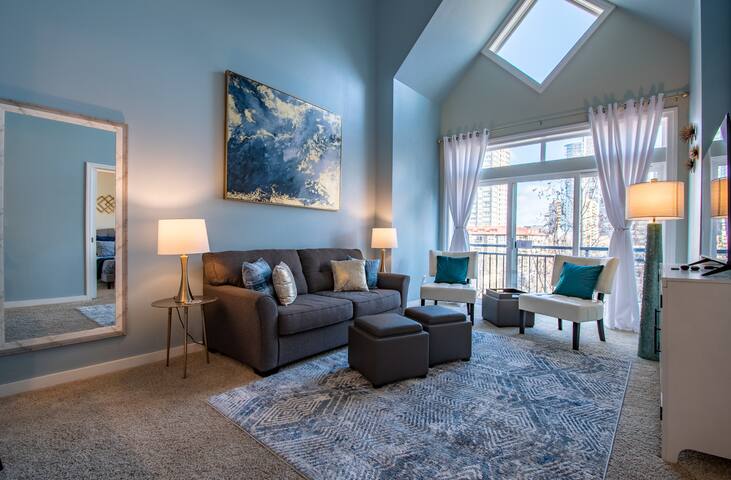 Beautiful 2 Story Penthouse w/ Pool & Free Parking gallery image 5