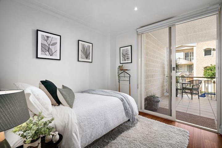 Dhomë gjumi 2 me një krevat dopio "king"