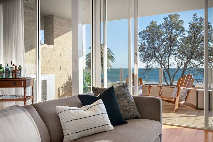 Luxury beachfront apartment gallery image 3