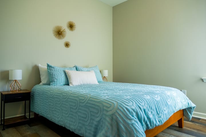 Tu viaje a los dulces sueños comienza el momento en que entras en nuestro acogedor dormitorio.