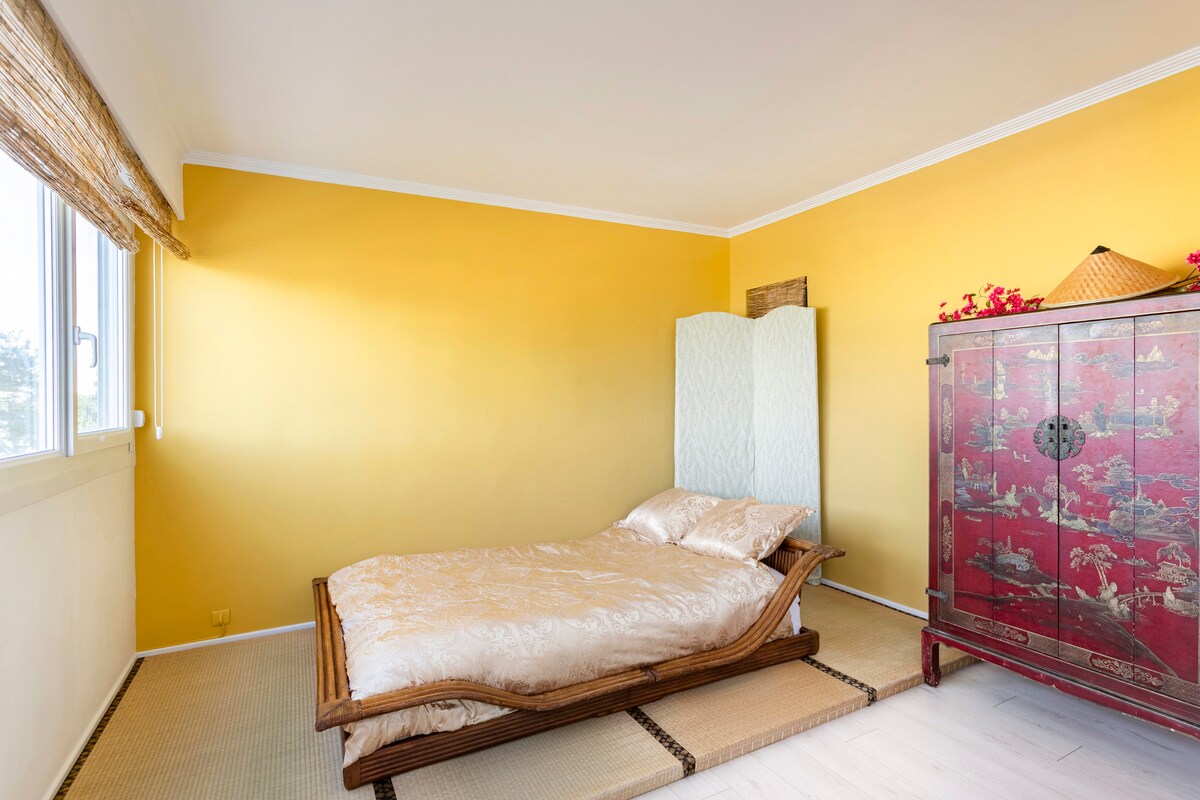 Изглед към спалнята от всекидневната. 
Мебелите, които наричам „Червената красота “, ръчно рисувани. Екранът от 60 - те, пребоядисан от мен.
Утешителната миризма на татами, извитото бамбуково легло и топлата атмосфера на Камбоджа.
