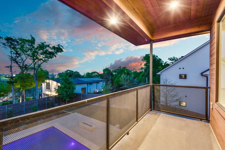 Modern escape w/ pool & hot tub gallery image 4