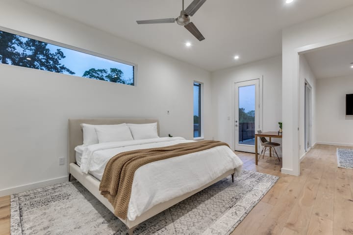 Dhomë gjumi 2 krevat dopio "king" që të çon në ballkon