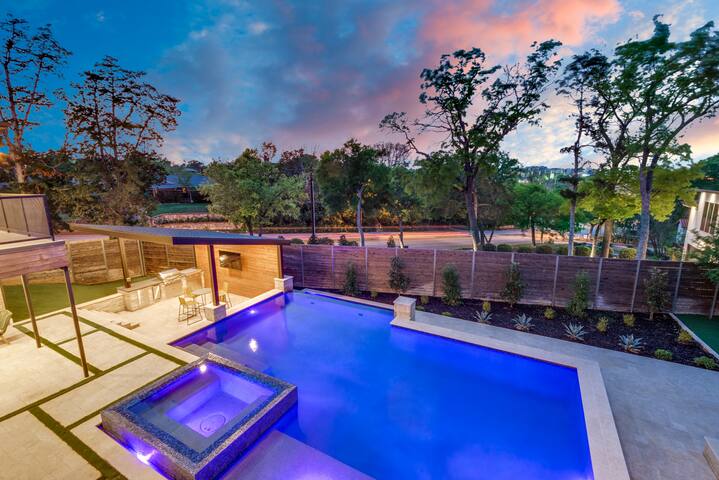Modern escape w/ pool & hot tub gallery image 3