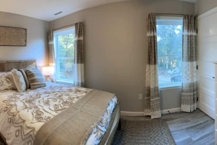 Спална соба бр. 3, брачен кревет (широк 150-179 см).