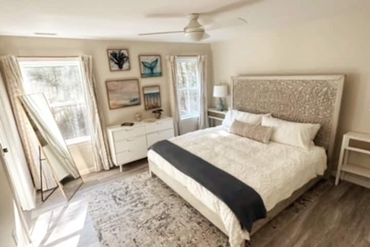 Главна спална соба со бања, брачен кревет (широк 150-179 см).