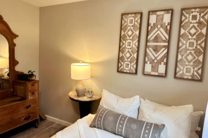 Спална соба бр. 2, сега има брачни кревети на спрат кои чекаат фотографија.