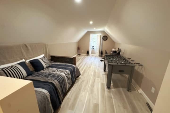 Четвртата спална соба, исто така, служи како игротека. Исто така, сега има маса за пинг-понг/маса за билјард.