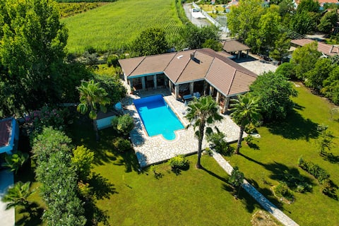 Villa in Daliyan with a large swimming pool