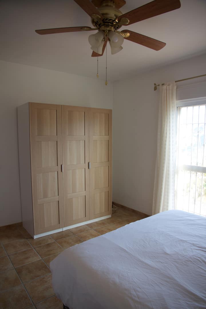 Dans la chambre de maître, une armoire spacieuse