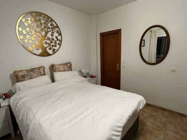 Dans la chambre principale, accès à la salle de bain privée