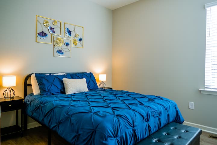 Experimenta la felicidad pura en el acogedor abrazo de nuestro dormitorio cuidadosamente decorado