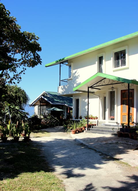 Elegant cottage facing the Kanchenjunga range
