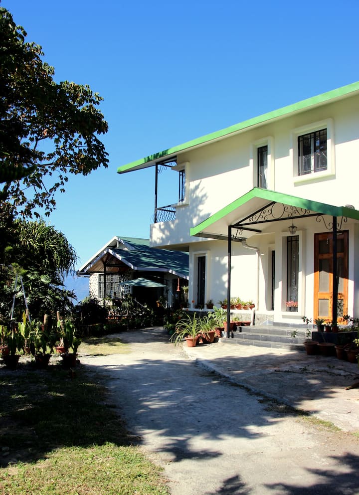 Elegant cottage facing the Kanchenjunga range