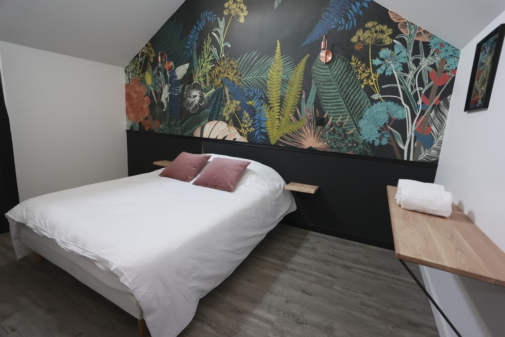 Espace chambre à l'étage avec la salle de bain/ wc attenants.