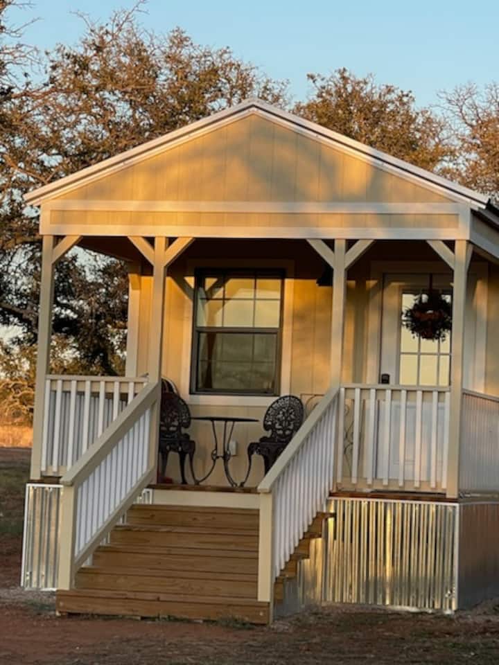 Cottage at the Retreat at Phoenix Nest Tiny houses for Rent in Llano