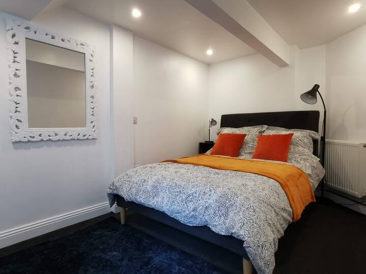 Ორადგილიანი საწოლი სარკით და უამრავი ბუდე ტელეფონის დასატენად.