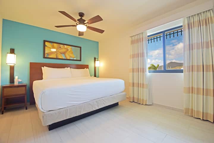 Bedroom 2 - ensuite bathroom with king-size bed