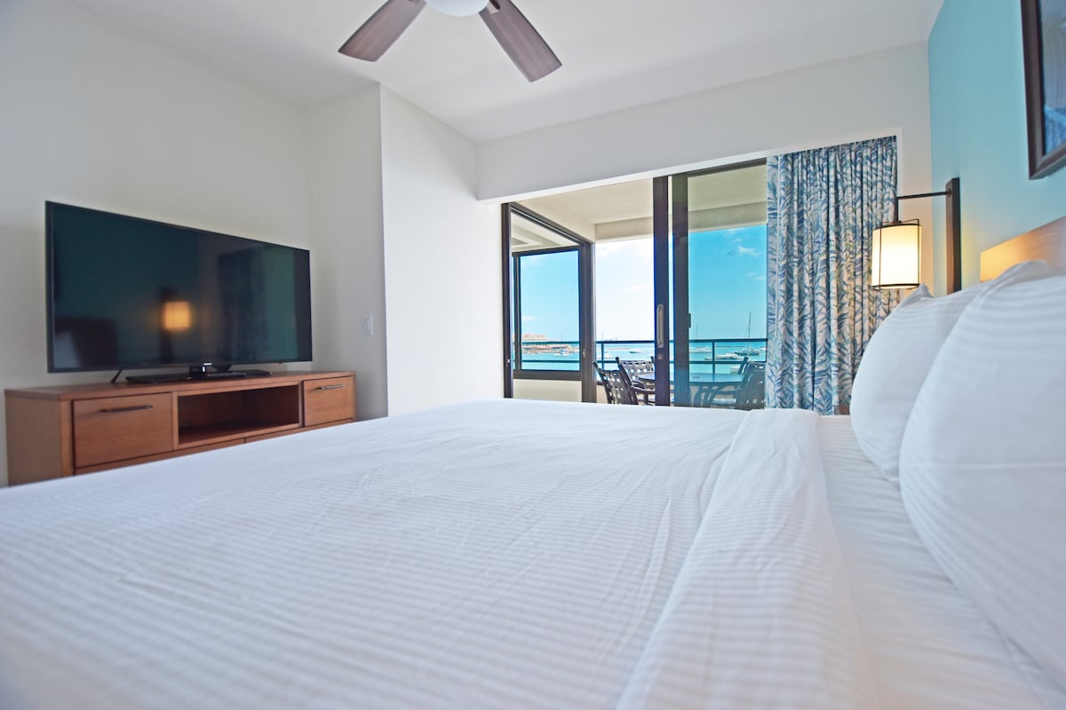 Glavna spavaća soba sa spojenom kupaonicom, bračnim krevetom i pogledom na more