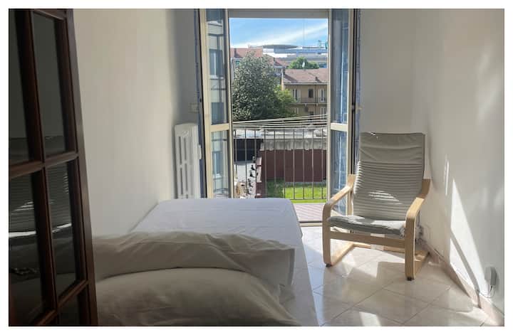 El dormitorio para una o dos personas tiene vistas al balcón en el patio interior desde el que puedes ver la famosa cúpula de Lingotto con pista de aterrizaje en helicóptero.