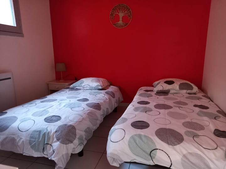 غرفة تقع في طابق الحديقة مع 2 سرير فردي (2 × 90). 