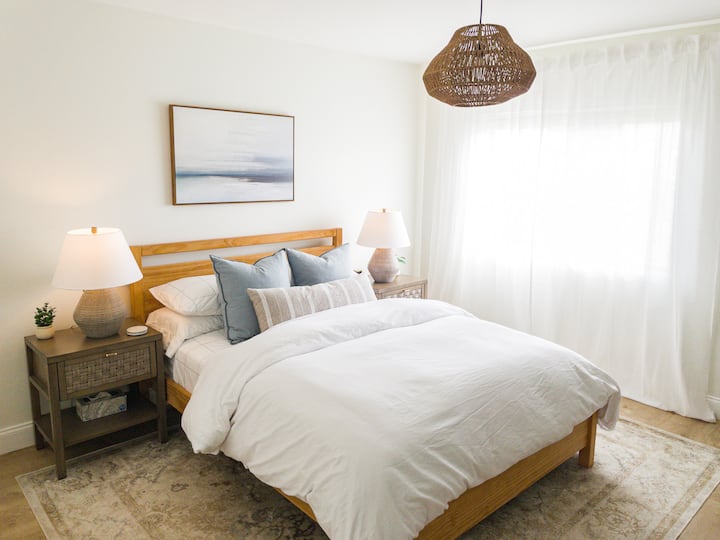 Spálňa pre hostí s MANŽELSKOU posteľou. Priestranná skriňa. 55-palcový inteligentný HD televízor s Roku.