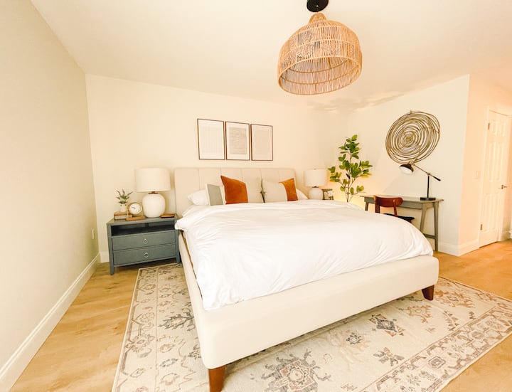 Hlavná manželská posteľ KING s vlastnou kúpeľňou. 

Naši hostia spia na luxusných matracoch s hypoalergénnou posteľnou bielizňou (rovnako ako v hoteloch Ritz-Carlton®). 

Všetky matrace a posteľná bielizeň sú uzavreté v profesionálnych chráničoch. Vírusová bariéra CDC L4, ktorá blokuje alergény.
