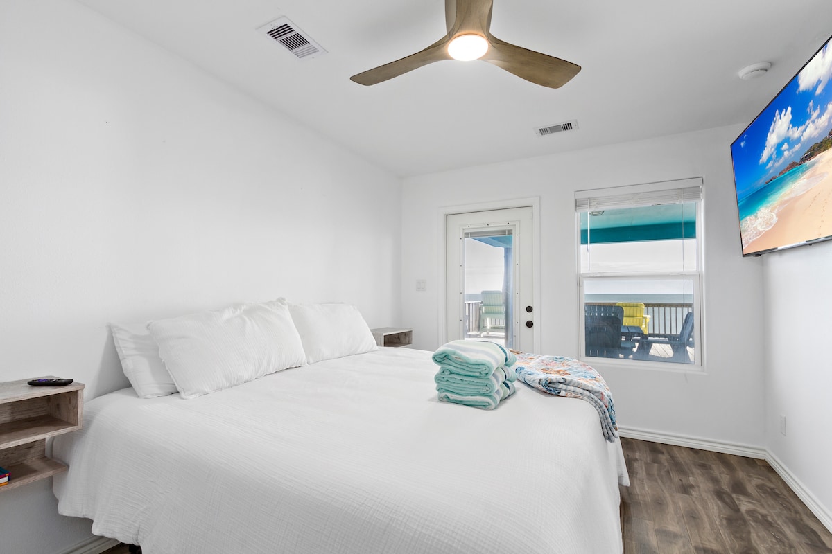 主卧配备卡斯珀特大号床垫， 60英寸电视，通往观景台的私人出口。