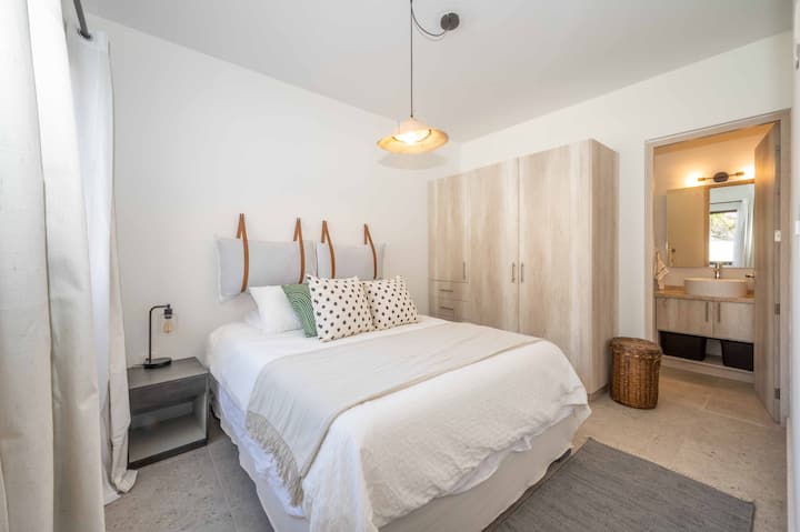 Chumba cha kulala chenye bafu/kitanda cha ukubwa wa malkia/kabati lenye nafasi kubwa. 