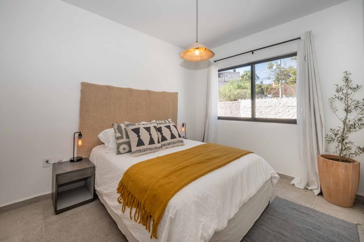 Chumba cha kulala chenye bafu/kitanda cha ukubwa wa malkia/kabati lenye nafasi kubwa