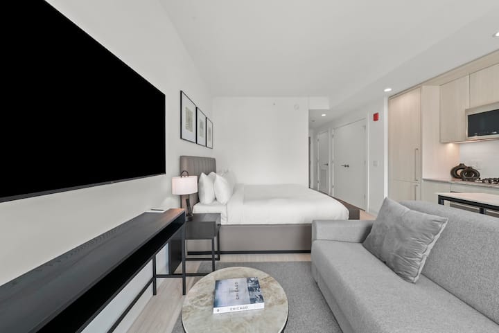 Level Fulton Market - Studio With Private Balcony - Chicago, IL