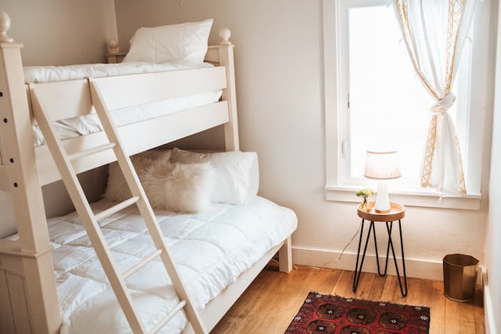 Chumba cha kulala cha kazi no. 2 na pacha juu ya bunk ya ukubwa kamili. 