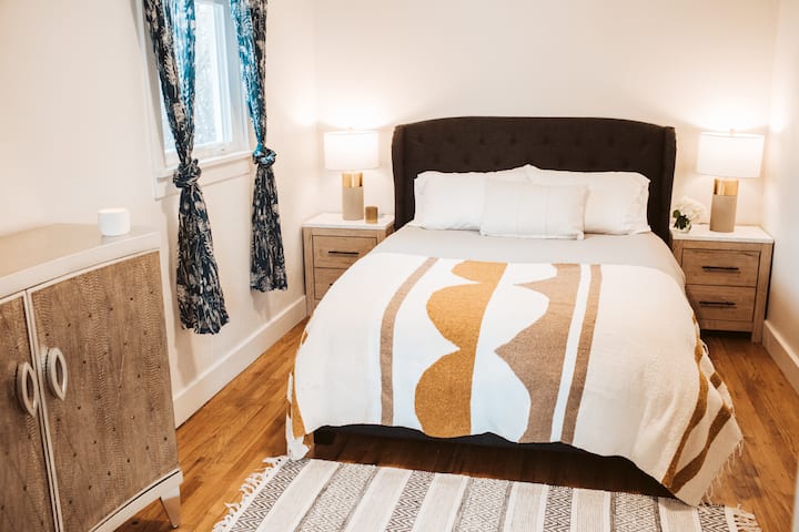 Kitanda cha starehe chumba no. 1 na kitanda cha ukubwa wa malkia. 