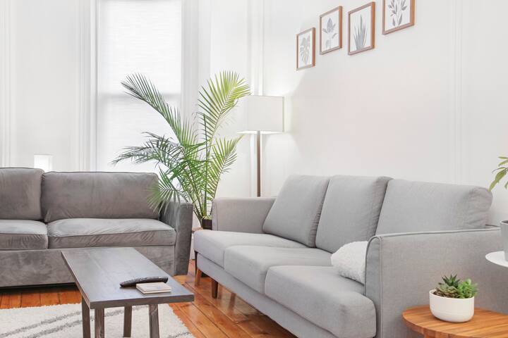 Main Parlor Level Brownstone w/ Private Backyard gallery image 2