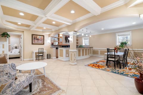 Charming Apt Suite, 2 BEDR+1 Bath, Great Location!