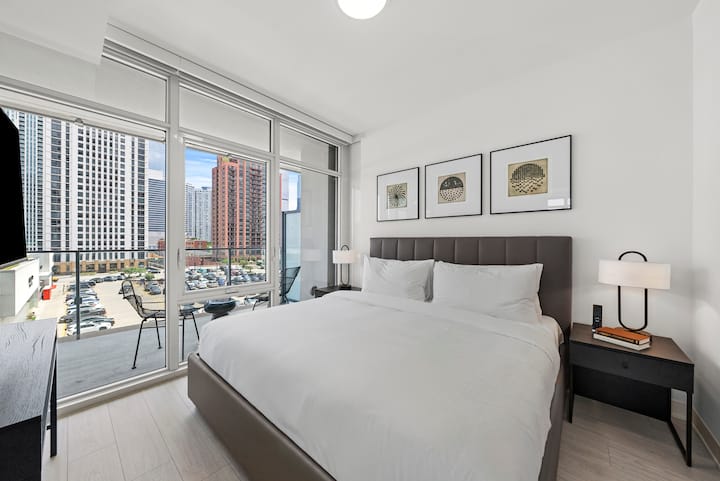 Level- Beautiful Spacious Two Bedroom Suite - Chicago, IL