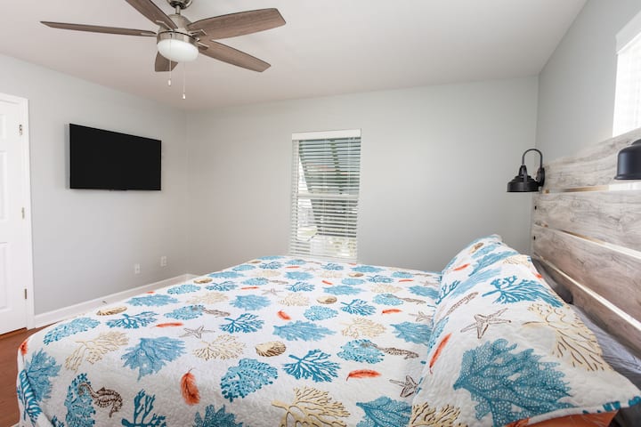 King size bedroom with private bathroom 