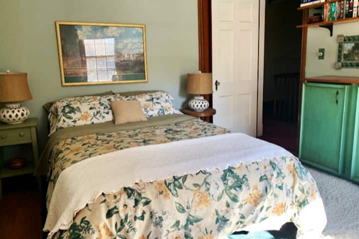 El segundo dormitorio de arriba tiene una cama queen y vista sobre el patio trasero, vestidor, armario y escritorio.  Comparte un baño en el pasillo con el tercer dormitorio.