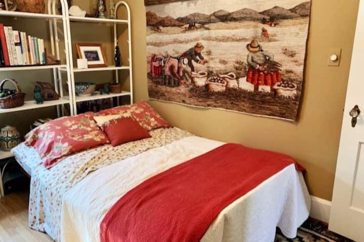 Tercer dormitorio en planta alta con cama matrimonial y baño compartido.  Esta habitación sirve como nuestra oficina en casa, por lo que el espacio del tocador y el armario es muy limitado.
