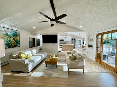 Peaceful & Exquisite LAKE FRONT Property w/Pool