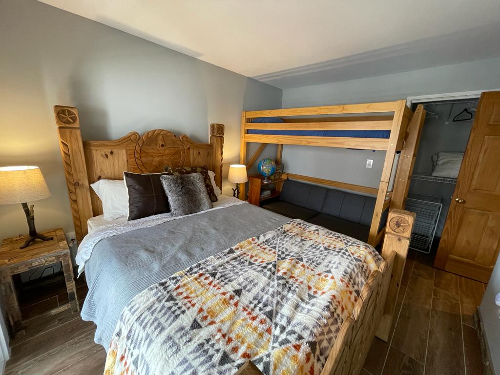 Спална соба 2 на 2-ри кат. Брачен кревет (широк 150-179 см). Двокреветна соба. Футон. 